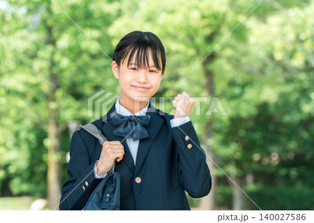 新緑の中でガッツポーズをする制服姿の中学生,高校生 140027586