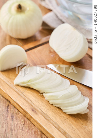 新玉ねぎ まな板の上で薄くスライスした調理中の様子 新玉ねぎ まな板の上で薄くスライスした調理中の様子 140027599