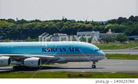 大韓航空旅客機の機首と成田空港の滑走路 大韓航空旅客機の機首と成田空港の滑走路 140028760