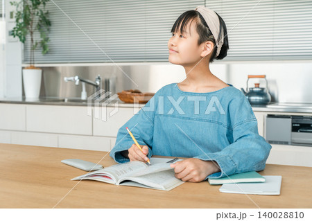 勉強する中学生,高校生の女の子(宿題,受験勉強,学習,教育) 勉強する中学生,高校生の女の子(宿題,受験勉強,学習,教育) 140028810