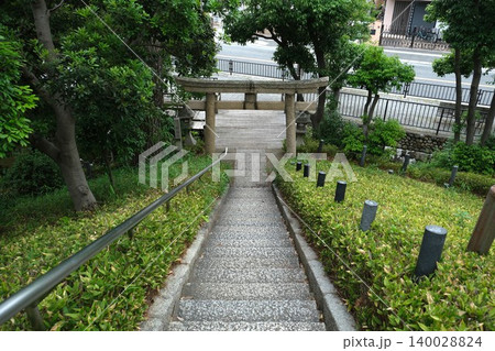 御願塚古墳の南神社の階段から見下ろす鳥居 御願塚古墳の南神社の階段から見下ろす鳥居 140028824