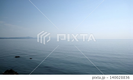 初夏の快晴の青空とオーシャンブルーの日本海 初夏の快晴の青空とオーシャンブルーの日本海 140028836