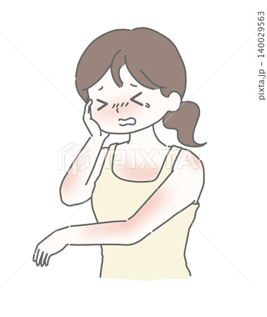 日焼けして肌が赤く痛がる女性 140029563