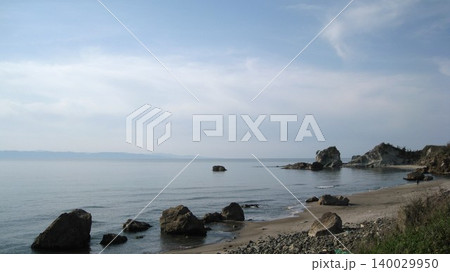 佐渡島が見える白岩海岸と穏やかな日本海 佐渡島が見える白岩海岸と穏やかな日本海 140029950