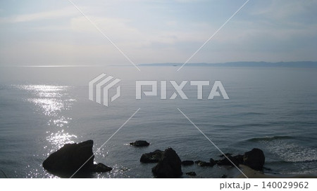 佐渡島が見える白岩海岸と穏やかな日本海 140029962