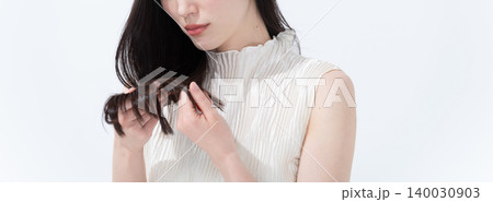 髪の毛の傷みに悩む女性 140030903