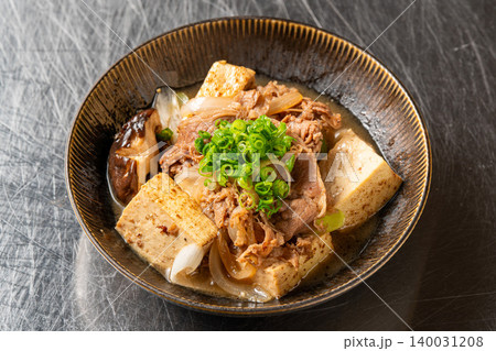 すき焼き肉どうふ 牛肉の旨味が染み込んだ和風煮込み料理 すき焼き肉どうふ 牛肉の旨味が染み込んだ和風煮込み料理 140031208