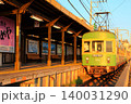 夕陽を浴びながら鎌倉高校前駅を発車する江ノ電サンゴー 140031290