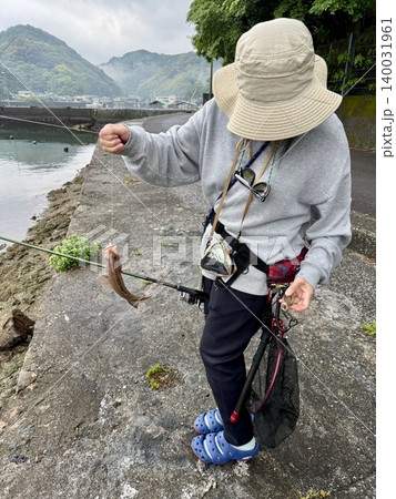 釣りをする人 釣りをする人 140031961