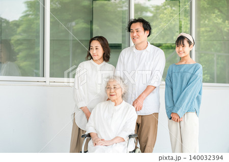 老人ホーム,介護施設,病院にお見舞いに来た家族,ファミリー,三世代家族 老人ホーム,介護施設,病院にお見舞いに来た家族,ファミリー,三世代家族 140032394
