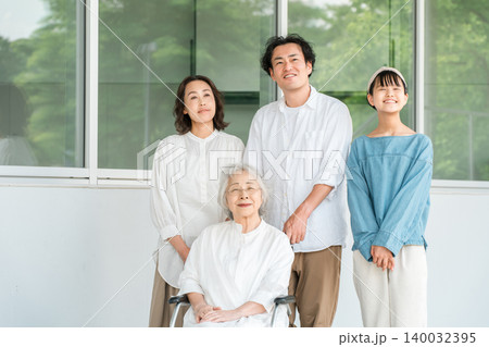 老人ホーム,介護施設,病院にお見舞いに来た家族,ファミリー,三世代家族 140032395