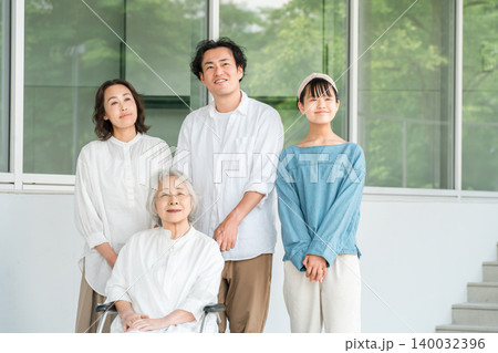 老人ホーム,介護施設,病院にお見舞いに来た家族,ファミリー,三世代家族 140032396