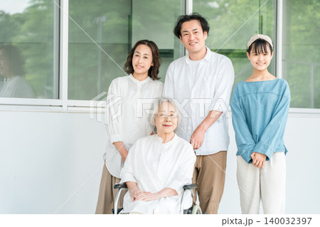 老人ホーム,介護施設,病院にお見舞いに来た家族,ファミリー,三世代家族 140032397