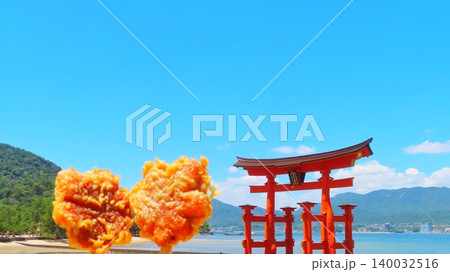 【広島県】安芸の宮島の大鳥居と揚げもみじ 【広島県】安芸の宮島の大鳥居と揚げもみじ 140032516