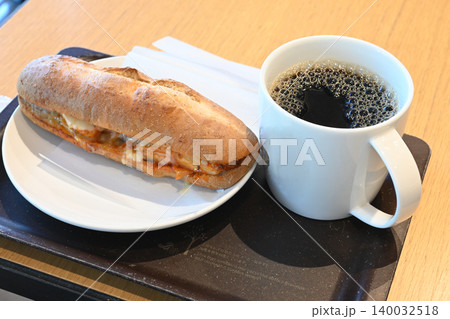 ホットコーヒーと、香ばしく焼き上げられたチキンパニーツ(ホットサンド) ホットコーヒーと、香ばしく焼き上げられたチキンパニーツ(ホットサンド) 140032518