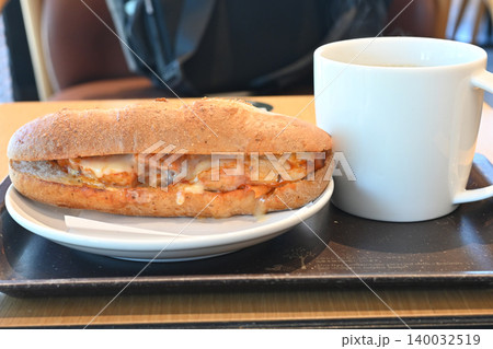 ホットコーヒーと、香ばしく焼き上げられたチキンパニーツ(ホットサンド) ホットコーヒーと、香ばしく焼き上げられたチキンパニーツ(ホットサンド) 140032519