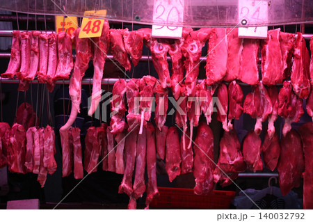 香港の市場の肉屋で売られる豚肉。牛肉や鶏肉より高級で高価。中国人は豚肉が大好きだ 香港の市場の肉屋で売られる豚肉。牛肉や鶏肉より高級で高価。中国人は豚肉が大好きだ 140032792