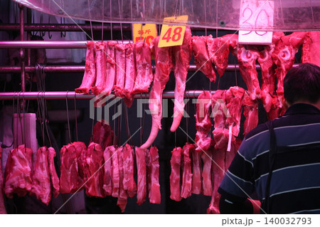 香港の市場の肉屋で売られる豚肉。牛肉や鶏肉より高級で高価。中国人は豚肉が大好きだ 香港の市場の肉屋で売られる豚肉。牛肉や鶏肉より高級で高価。中国人は豚肉が大好きだ 140032793