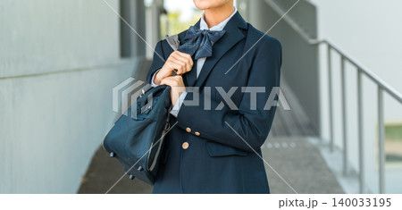 校舎の廊下にいる制服姿の中学生,高校生の女の子 校舎の廊下にいる制服姿の中学生,高校生の女の子 140033195