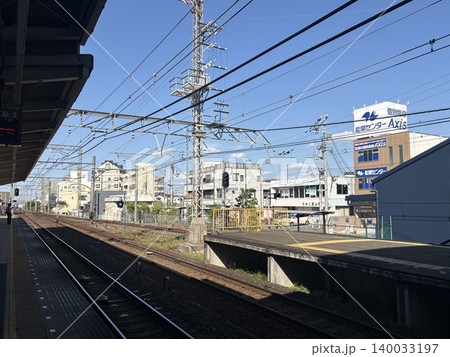 青空が広がる南海電鉄の駅ホームと複線線路の風景 青空が広がる南海電鉄の駅ホームと複線線路の風景 140033197