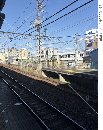 青空が広がる南海電鉄の駅ホームと複線線路の風景 青空が広がる南海電鉄の駅ホームと複線線路の風景 140033198