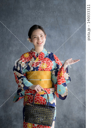 浴衣姿のカメラ目線の日本人女性が案内する日本文化と観光、「おもてなし」やこちらのポーズ 140033311