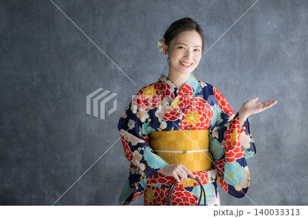 浴衣姿のカメラ目線の日本人女性が案内する日本文化と観光、「おもてなし」やこちらのポーズ 140033313