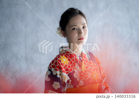 彼岸花と浴衣姿の日本人女性の和風ビューティーポートレートカメラ目線 クールなアジアンビューティー 彼岸花と浴衣姿の日本人女性の和風ビューティーポートレートカメラ目線 クールなアジアンビューティー 140033316