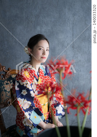 彼岸花と浴衣姿の日本人女性の和風ビューティーポートレートカメラ目線	 140033320