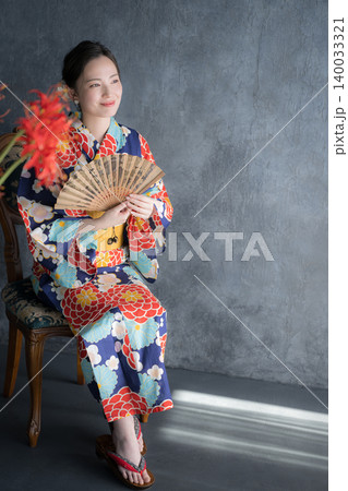 彼岸花と浴衣姿の日本人女性の和風ビューティーポートレート 彼岸花と浴衣姿の日本人女性の和風ビューティーポートレート 140033321