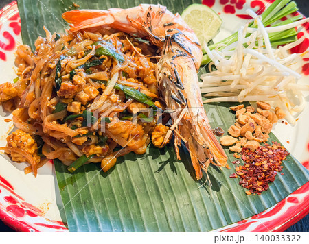 焼き海老をトッピングしたパッタイ。もやしとニラや唐辛子を混ぜて食べるタイ風の焼きそば。 焼き海老をトッピングしたパッタイ。もやしとニラや唐辛子を混ぜて食べるタイ風の焼きそば。 140033322