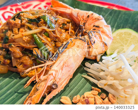 焼き海老をトッピングしたパッタイ。もやしとニラや唐辛子を混ぜて食べるタイ風の焼きそば。えびのアップ 焼き海老をトッピングしたパッタイ。もやしとニラや唐辛子を混ぜて食べるタイ風の焼きそば。えびのアップ 140033325
