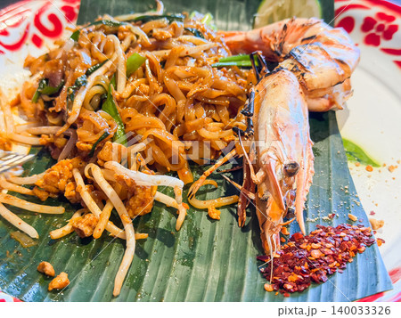 焼き海老をトッピングしたパッタイ。もやしとニラや唐辛子を混ぜて食べるタイ風の焼きそば。 140033326