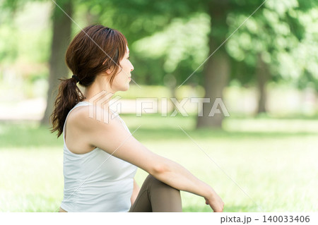 健康,ダイエットのため公園でヨガ教室,ヨガ,ピラティスをする女性 140033406