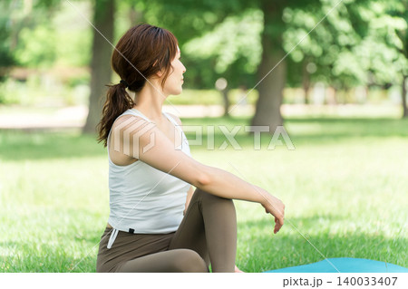 健康,ダイエットのため公園でヨガ教室,ヨガ,ピラティスをする女性 健康,ダイエットのため公園でヨガ教室,ヨガ,ピラティスをする女性 140033407