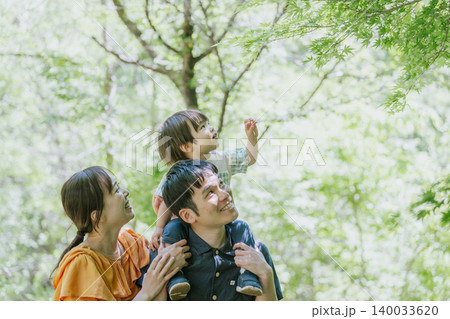 公園で遊ぶ家族 家族旅行 キャンプ 公園で遊ぶ家族 家族旅行 キャンプ 140033620