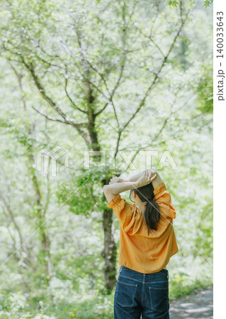 森林浴をする女性 森林浴をする女性 140033643