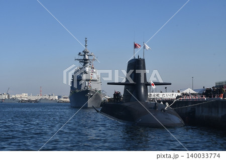 護衛艦と潜水艦 140033774