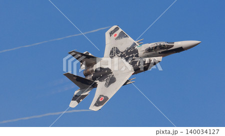 旋回する航空自衛隊飛行教導群F-15DJイーグル 140034127