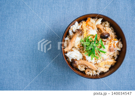 鯛の炊き込みご飯 きのこと大葉を添えた和風炊き込みご飯の写真 鯛の炊き込みご飯 きのこと大葉を添えた和風炊き込みご飯の写真 140034547