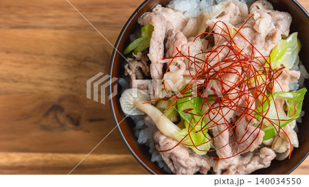 ネギ塩豚丼 糸唐辛子をのせた豚肉ときのこの和風丼の写真 ネギ塩豚丼 糸唐辛子をのせた豚肉ときのこの和風丼の写真 140034550