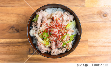 ネギ塩豚丼 糸唐辛子をのせた豚肉ときのこの和風丼の写真 ネギ塩豚丼 糸唐辛子をのせた豚肉ときのこの和風丼の写真 140034556