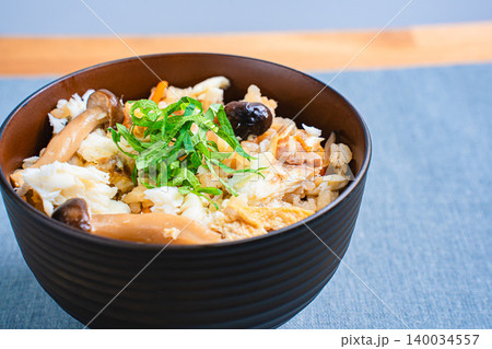 鯛の炊き込みご飯 きのこと大葉を添えた和風炊き込みご飯の写真 鯛の炊き込みご飯 きのこと大葉を添えた和風炊き込みご飯の写真 140034557