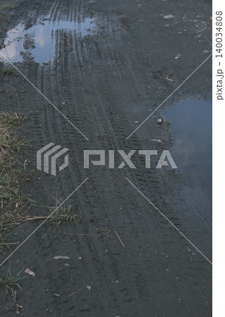 雨上がりのぬかるみに残るタイヤ痕 雨上がりのぬかるみに残るタイヤ痕 140034808