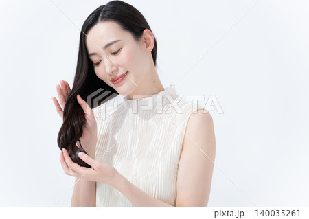 髪の毛が綺麗なロングヘアの女性 140035261