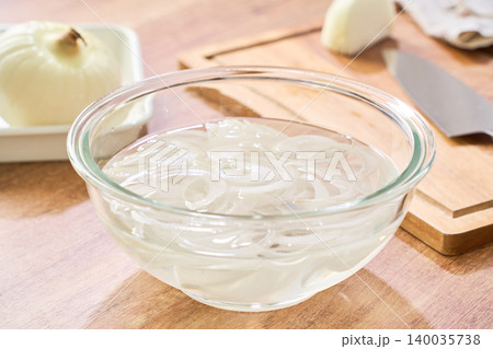 新玉ねぎのスライスをガラスボウルで水にさらす調理工程 新玉ねぎのスライスをガラスボウルで水にさらす調理工程 140035738
