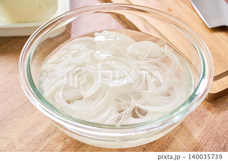 新玉ねぎのスライスをガラスボウルで水にさらす調理工程 新玉ねぎのスライスをガラスボウルで水にさらす調理工程 140035739