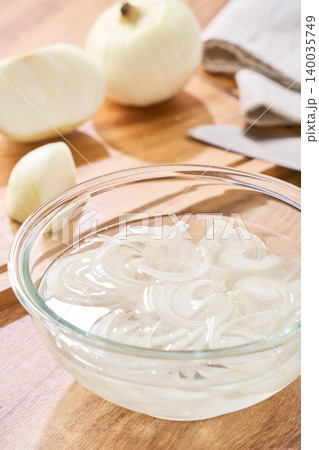 新玉ねぎのスライスをガラスボウルで水にさらす調理工程 新玉ねぎのスライスをガラスボウルで水にさらす調理工程 140035749