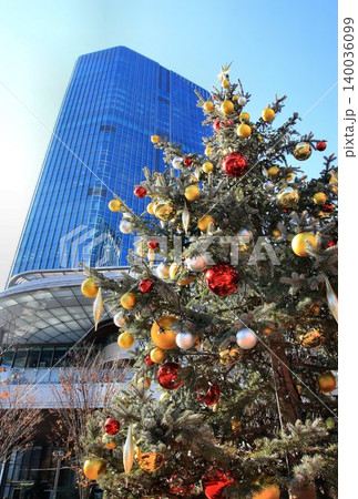冬空に… 『高層ビル』と『クリスマスツリー』 冬空に… 『高層ビル』と『クリスマスツリー』 140036099