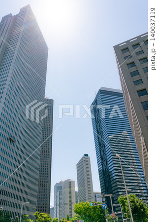 《東京都》日本の都市景観 高層ビルの建ち並ぶ春のビジネス街（令和8年5月） 140037119